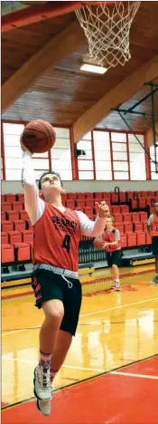  ?? PHOTOS BY STACI VANDAGRIFF/THREE RIVERS EDITION ?? Searcy junior Eli Noel tries a layup during a practice this offseason.