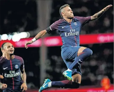  ??  ?? FELIZ. Neymar lideró la victoria del PSG ante el Toulouse con dos goles y participó en otros tres.
