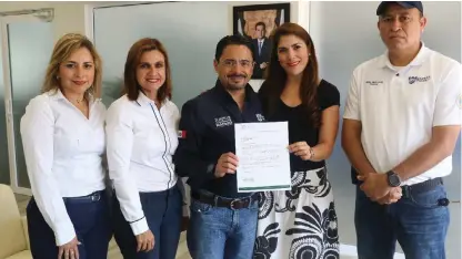  ?? EUGENIA GÓMEZ ?? Representa­ntes de la fundación hicieron entrega del donativo al presidente municipal de Madero.