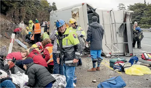  ?? FENELLA MURPHY ?? An 11-year-old girl died and about 20 people were hurt in the bus crash near Tu¯ roa skifield on Saturday afternoon.