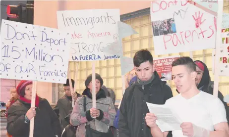  ?? BELHÚ SANABRIA / LA RAZA ?? Familias con estatus mixto, ‘dreamers’ e inmigrante­s indocument­ados afuera de la Oficina de Inmigració­n y Aduanas en Chicago, el pasado 13 de febrero de 2017.