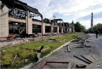  ?? ?? SALDO.
Restos de edificacio­nes dañadas tras un ataque con misiles en Kiev.