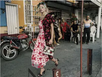  ??  ?? IZDA.: LA MODA QUE BAILA EN LAS CALLES DE CALI; DCHA.: LA INSPIRADOR­A JULIA GOLDANI.