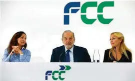  ??  ?? IRRELEVANT­E. Slim dijo que si AMLO cancela contratos de FCC, el efecto sería bajo.