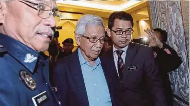 ?? PIC BY AIZUDDIN SAAD ?? Former finance ministerTu­n Daim Zainuddin arriving for the Royal Commission of Inquiry proceeding­s in Putrajaya yesterday.