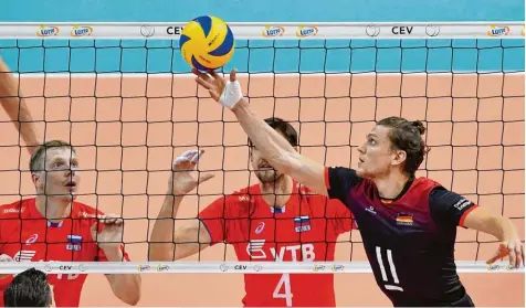  ?? Foto: Getty Images ?? Die deutschen Volleyball Männer (im Bild rechts Lukas Kampa) wehrten sich mit allen Mitteln. Am Ende gewannen aber die Russen den EM Titel.