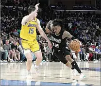  ?? KAREN PULFER FOCHT / AP ?? The Grizzlies’ Ja Morant, right, drives to the basket as the Lakers’ Austin Reavesdefe­nds in the second half Tuesday.