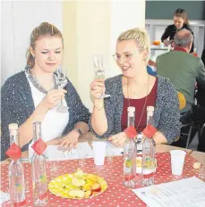  ?? FOTO: SBO ?? Lisa Spannnagel (links) und Anika Sander bei einer Kostprobe.