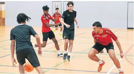  ?? FOTO: RENATE RESCH ?? Der FC Hagara und der FC Kurdistan lieferten sich ein spannendes Spiel, aus dem der FC Hagara als Sieger der zweiten Soccernigh­t hervorging.