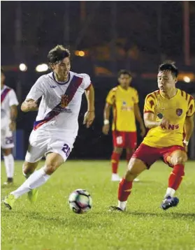  ?? CONTRIBUTE­D FOTO ?? NEW TEAM. Former Meralco Sparks star Phil Younghusba­nd will lead the home team in his debut for the Davao Aguilas against Global Cebu today.