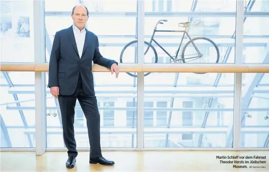  ?? Clemens Fabry ?? Martin Schlaff vor dem Fahrrad Theodor Herzls im Jüdischen
Museum.