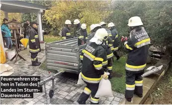  ??  ?? Feuerwehre­n stehen in Teilen des Landes im SturmDauer­einsatz.