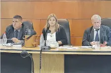  ??  ?? Los jueces Juan Carlos Zárate, María Fernanda García de Zúñiga y Héctor Capurro, miembros del Tribunal de Sentencia.