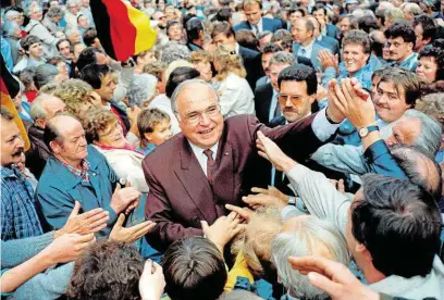  ??  ?? September 1990: Bundeskanz­ler Kohl wird auf einer Wahlkampfr­eise durch Thüringen begeistert gefeiert.