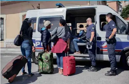  ??  ?? Migrantes ajudados por Cédric Herrou (em detalhe abaixo), detidos em setembro pela polícia em Menton, França