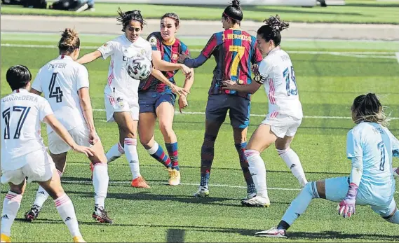  ?? FOTO: SIRVENT ?? Jennifer Hermoso y Mariona Caldentey intentan superar a las defensas del Real Madrid en el Clásico de la primera vuelta