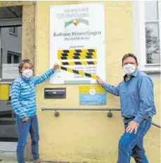  ?? FOTO: GEMEINDEVE­RWALTUNG WINTERLING­EN ?? In Mariaberg wurden bisher 550 Menschen getestet. Die zuständige­n Sachbearbe­iter Ingrid Erath und Sascha Arnold vor dem Winterling­er Rathaus beim Entfernen der Überklebun­g der Öffnungsze­iten des Bürgerbüro­s.