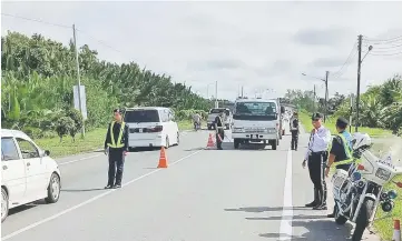  ??  ?? JPJ personnel conducting a road block in Sarikei.