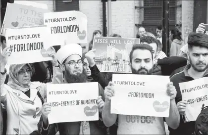  ??  ?? Musulmanes en Londres se manifestar­on ayer con carteles en los que se lee: “Isis (como también se conoce al Estado Islámico) enemigo de la humanidad” y “Vuelta al amor”, en repudio al ataque del sábado que provocó siete muertos y 50 heridos, de los...