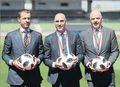  ?? FOTO: SIRVENT ?? Luis Rubiales junto a Aleksander Ceferin y Gianni Infantino El presidente de la RFEF estuvo respaldado por la UEFA y FIFA