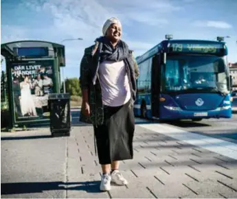  ?? FOTO: MIKAEL ANDERSSON ?? BUSSRESA. Fadumo Hussein tar med oss på en tur med buss 179, busslinjen som inspirerad­e henne att börja filma.