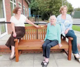  ?? ?? George Parker's wife, Joan, (centre) and daughters Lorna Shipton (left) and Jane Santy (right) on the bench when it was new.