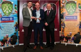  ?? ?? Alan Carroll of Allianz presents Liam Magee with the award with National Cumann na mbunscol Chairman Joe Lyons.