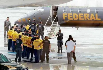  ??  ?? Suspeitos de comandar mortes no AM aguardam transferên­cia por avião da Polícia Federal