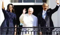  ??  ?? Pope Francis flanked by US President Barack Obama (right) and the US First Lady Michelle .