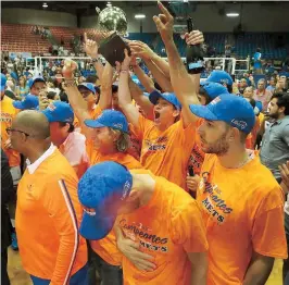  ??  ?? Trofeo en mano los integrante­s de los Mets de Guaynabo celebran el título nacional luego de completar la barrida ante San Sebastián.