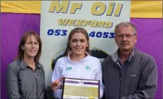  ??  ?? Marie Mooney of Mr Oil (sponsors), Aoife Cloke-Rochford (August athlete of the month), and Paddy Morgan (Athletics Wexford).