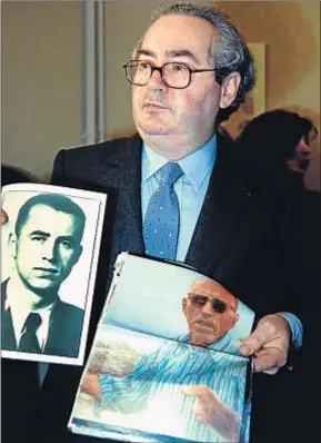  ?? DANIEL JANIN / AFP ?? El cazador de nazis Serge Klarsfeld, con una foto de Brunner, en 1989