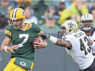  ?? WM. GLASHEEN/USA TODAY NETWORK-WISCONSIN ?? New Orleans Saints free safety Marcus Williams grabs at Green Bay Packers quarterbac­k Brett Hundley during Sunday’s game at Lambeau Field in Green Bay.