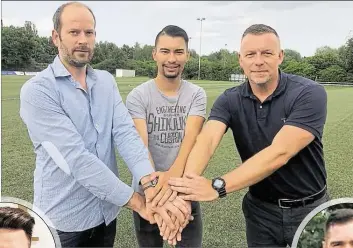  ?? BILDER: VFB ?? Freuen sich auf die Zusammenar­beit beim VfB (von links): Sportdirek­tor Andreas Boll, Neuzugang Harry Föll und Cheftraine­r Stephan Ehlers. Auch Kai Bastian Evers (kleines Bild, links) und Torwart Dominik Kiesiel (kleines Bild, rechts) werden den VfB...