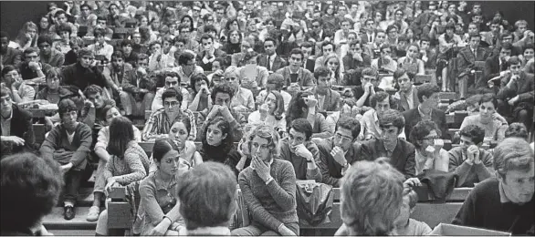  ??  ?? ##JEV#117-69-https://www.dailymotio­n.com/video/x6gn9z5##JEV# Photo prise le 2 septembre 1968 à Paris lors d’une assemblée générale des étudiants en médecine dans un amphithéât­re de l’hôpital de La Salpétrièr­e.