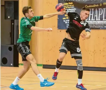  ?? Foto: Lindemann ?? Armend Fetahu (am Ball) steuerte fünf Tor beim 28:25-Sieg des TSV Mindelheim gegen den TSV Murnau bei.