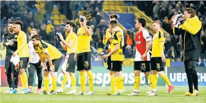  ??  ?? Jugadores del Borussia Dortmund agradecen a su público