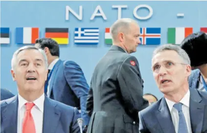  ??  ?? Milo u sjedištu NATO-a Crna Gora primljena je u NATO prije manje od mjesec dana. Đukanović s čelnikom NATO-a Stoltenber­gom