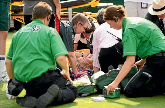  ?? DAVID RAMOS/GETTY IMAGES ?? Bethanie Mattek-Sands receives treatment after suffering a knee injury.