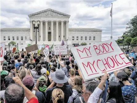  ?? BILD: SN/AP ?? Vor dem Supreme Court in Washington kam es nach der Urteilsver­kündung zu Demonstrat­ionen von Abtreibung­sbefürwort­ern wie -gegnern.