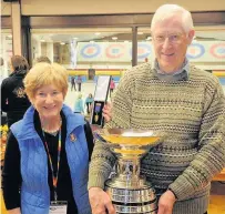  ??  ?? Top prizes Lanarkshir­e Ice Rink ladies’ section president Fiona Motion with the Henderson Bishop trophy and medal