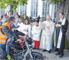  ?? FOTO: MICHAEL BRIEM ?? Pfarrer Martin Dörflinger und Pfarrer Markus Lutz erbitten Segen und Schutz für die Motorradfa­hrer.