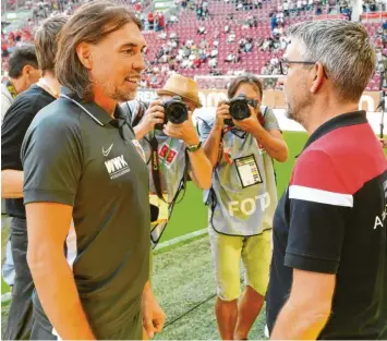  ?? Foto: ?? Das Schweizer Trainer-Duell Martin Schmidt (links) gegen Urs Fischer steht derzeit unentschie­den. Im Hinspiel in der WWK-Arerena trennten sich der FCA und Union Berlin 1:1.