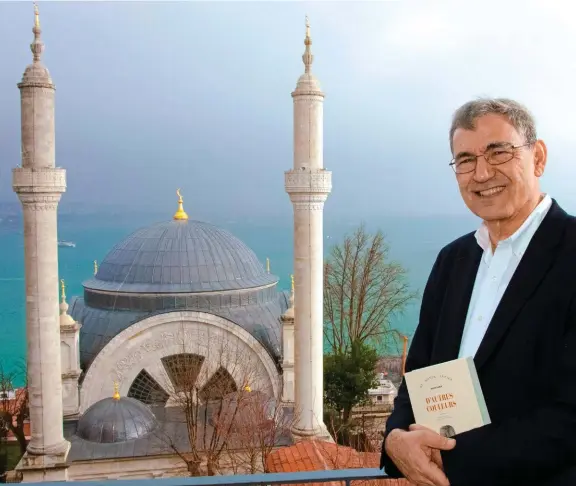  ??  ?? Un balcon sur le Bosphore. Orhan Pamuk le 27 février, sur son balcon, derrière la mosquée de Cihangir, dans le quartier de Beyoglu, sur la rive européenne du Bosphore.