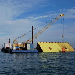  ??  ?? La manutenzio­ne del Mose L a pulizia delle dighe mobili alla bocca di porto del Lido