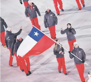 ??  ?? Henrik von Appen ondea la bandera de Chile en la apertura de los JJ.OO.