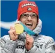  ?? Foto: dpa ?? Martin Fleig freut sich über Gold in Pye ongchang.