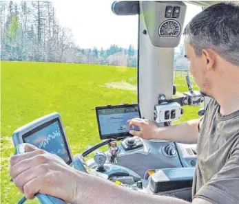  ?? FOTO: DAVID SPECHT ?? Wenn Landwirtsc­haftsmeist­er Thomas Weinhardt derzeit Gülle auf den Feldern des elterliche­n Betriebs ausbringt, trägt er Menge und Fläche anschließe­nd direkt auf dem Traktor in sein Tablet ein.