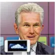  ?? FOTO: BALK/DPA ?? Bayern-Trainer Jupp Heynckes freut sich sichtlich auf sein 1012. Spiel als Bundesliga­trainer.