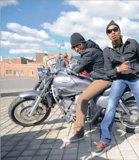  ??  ?? REUNITED: Godfrey ‘Guffy’ Pilane and Tokollo Tshabalala (Magesh) during their video shoot for Doing it in Style at Newtow